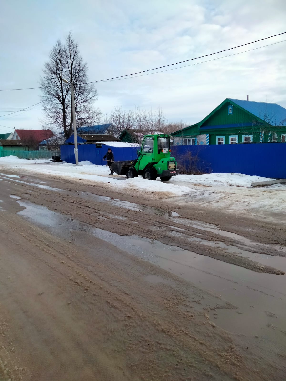 Обработка тротуаров в с.Большое Нагаткино от гололеда песко-соляной смесью.