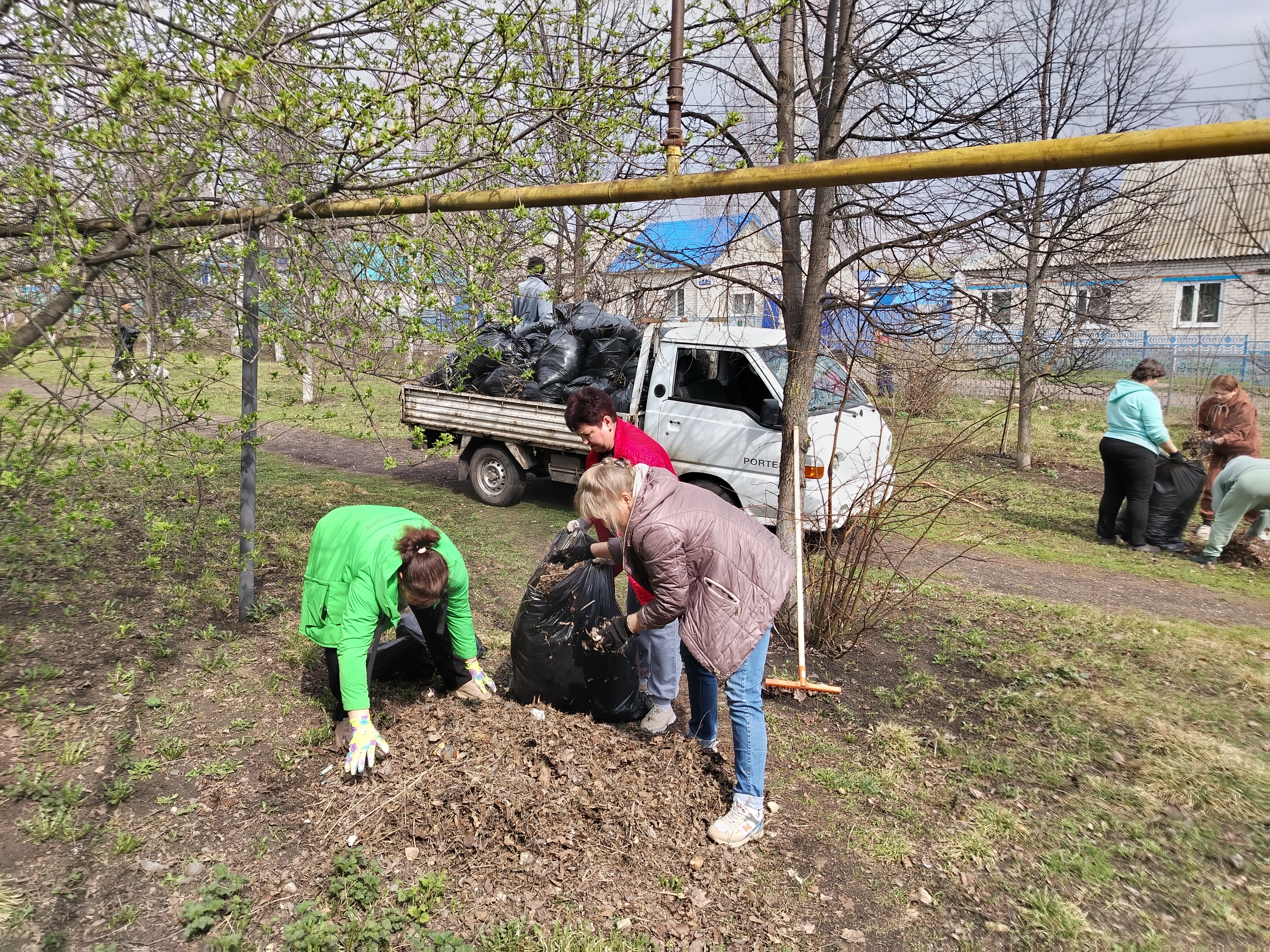 18.04.2025 в с.Большое Нагаткино в сквере Мемориала погибшим воинам в годы Великой Отечественной войны проведена &quot;санитарная пятница&quot; по наведению чистоты и порядка на территории.