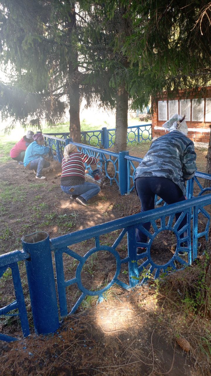 18.04.2025 в с.Новые Тимерсяны проведена &quot;санитарная пятница&quot; по наведению чистоты и порядка на территории.