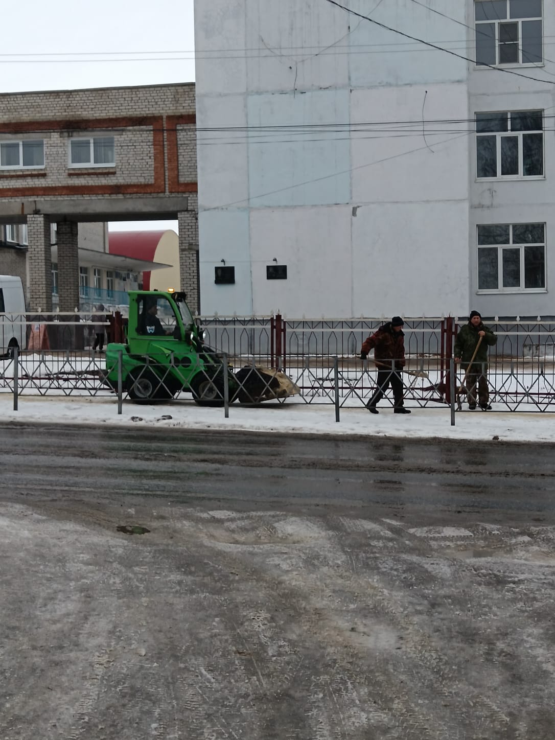 Продолжается обработка тротуаров в с.Большое Нагаткино песко-соляной смесью.