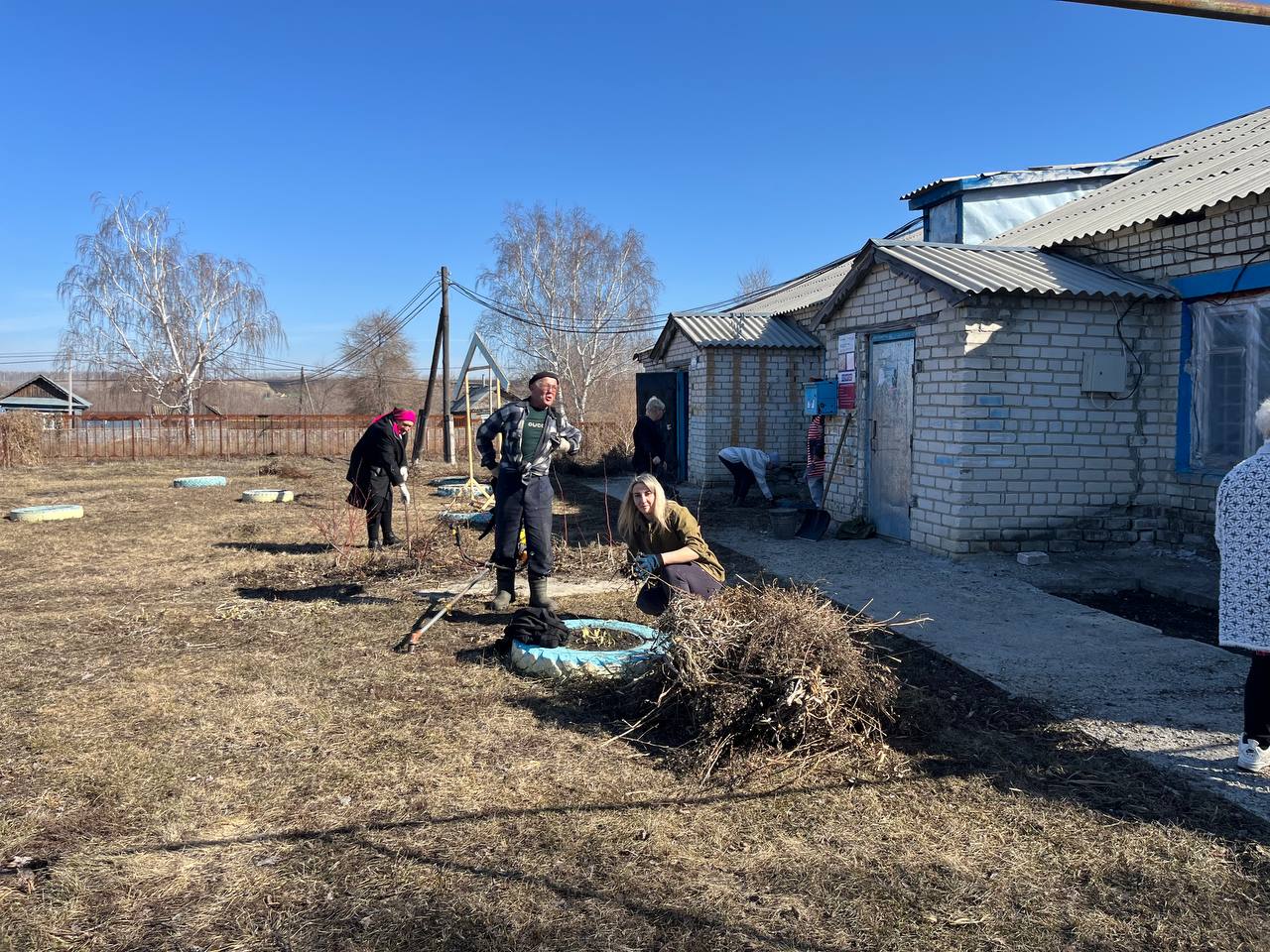 28.03.2025 в с.Крестниково проведена санитарная пятница по наведению чистоты и порядка на территории.